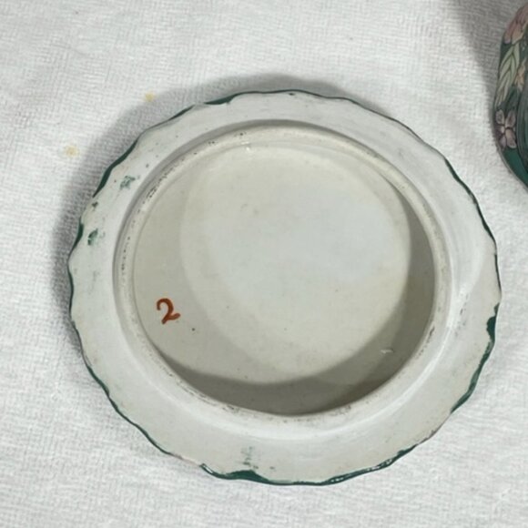 Chinese porcelain trinket box in greens, lavenders and yellow. - Picture 8 of 9